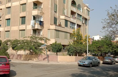 الحي الاول : الشيخ زايد  شقة بحري خلفي على ناصيتين تطل علي مدرسة البريطانية